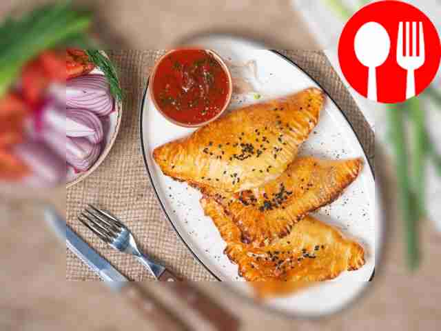 Подавайте куриную самсу с томатным соусом,...