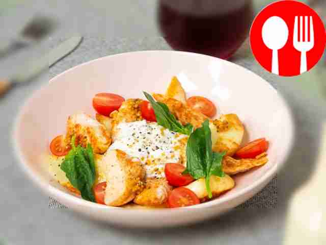 Теплый салат с жареным сыром и курицей