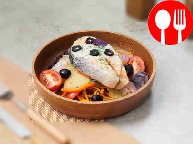 Лосось в духовке с овощами