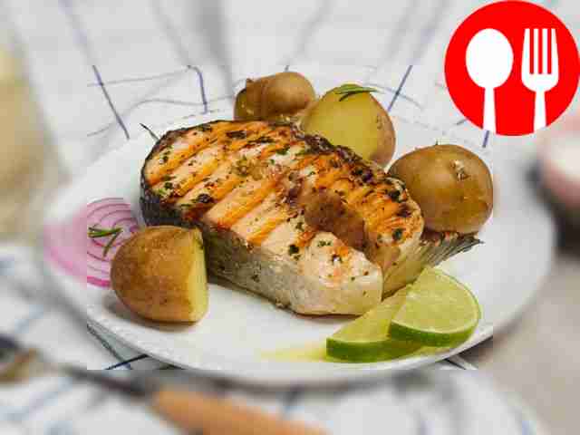 Grilled salmon with lime and rosemary