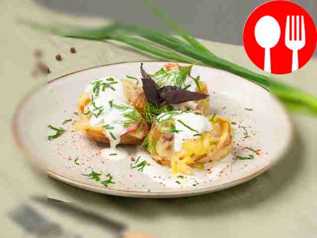 Картофель с беконом, сыром и сметаной в духовке