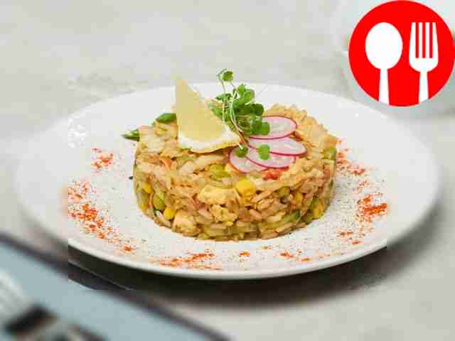 Жареный рис с крабовыми палочками