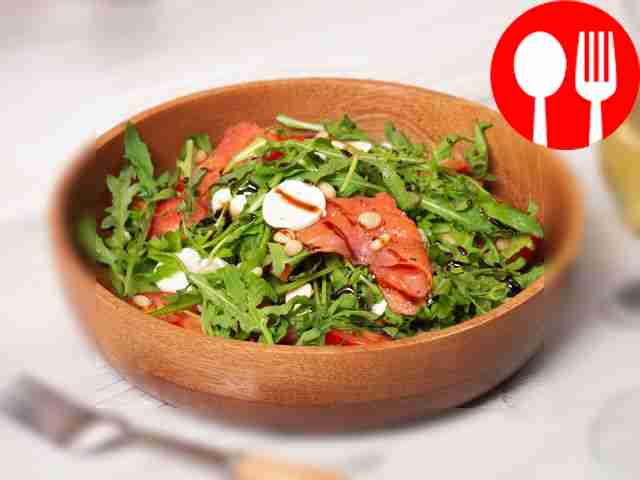 Salad with salmon and arugula