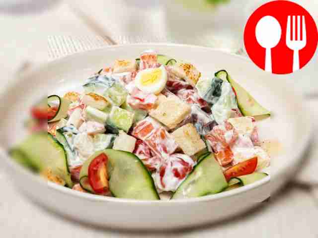 Salad with salmon and croutons