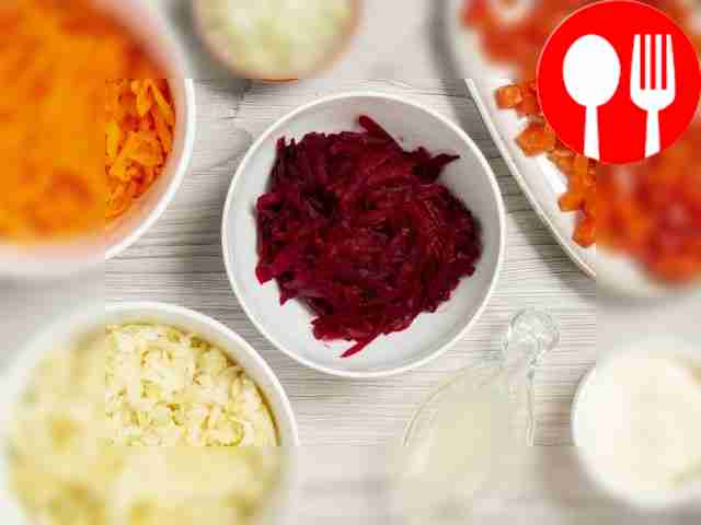 Порежьте овощи и рыбу. Варёный и очищенный...