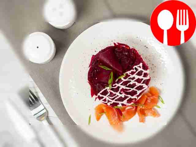 Уберите кулинарное кольцо и подавайте салат...