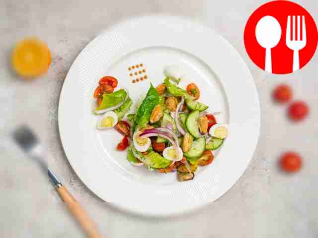 Place the finished salad with canned mussels...