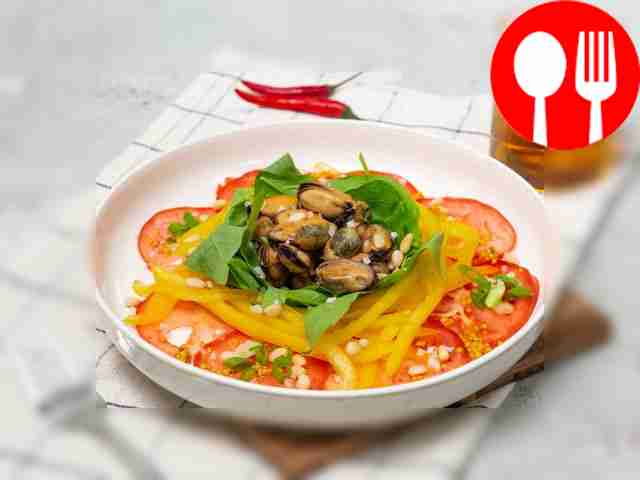 Salad with smoked mussels and spinach