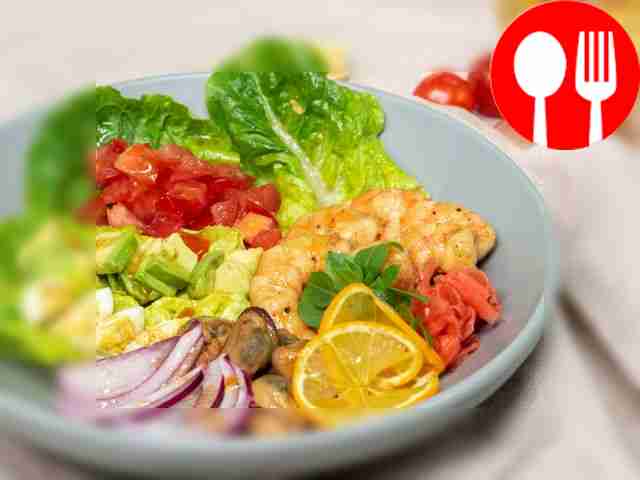 Salad with mussels and shrimp