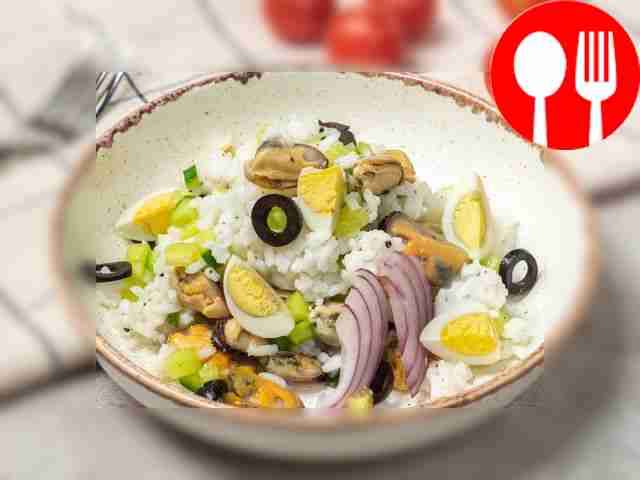 Salad with mussels and rice