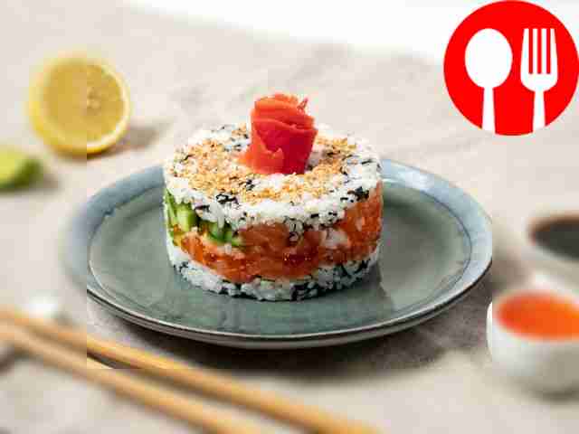 Новогодний салат «Суши с лососем»