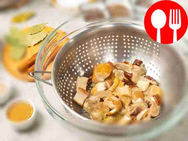 Подготовьте грибы. В кастрюлю налейте воду и...