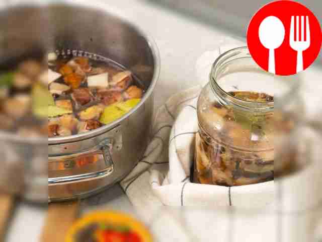 Замаринуйте грибы. Погрузите их в кипящий...