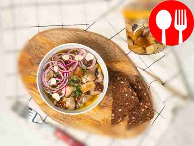 Держите маринованные белые грибы в темном,...