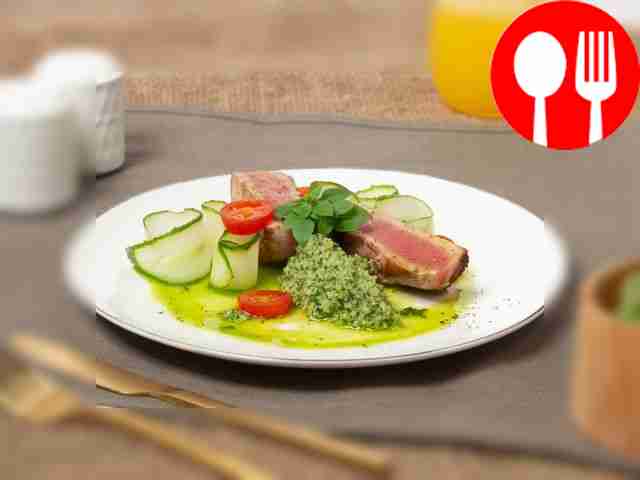 Стейк тунца с соусом песто