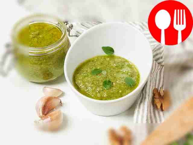 Green basil sauce for the winter