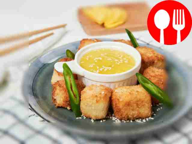 Переложите острый манговый соус в небольшую...