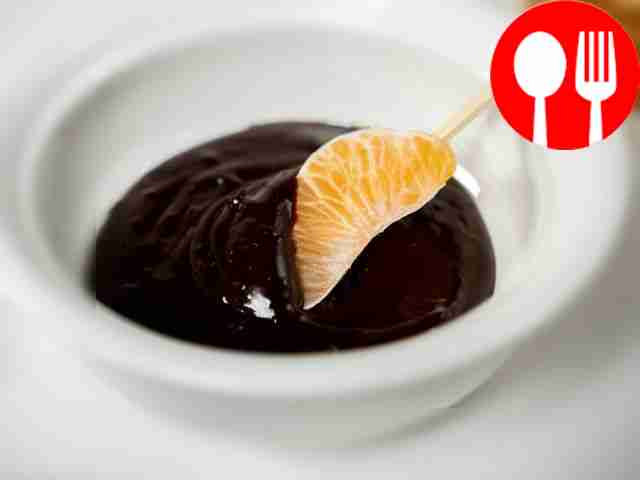 Подготовьте дольки мандарина: каждую окуните в...