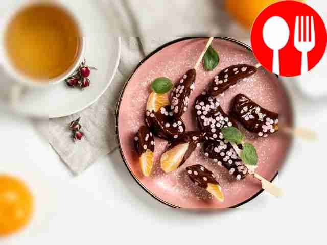 Разложите дольки мандарина на красиво...