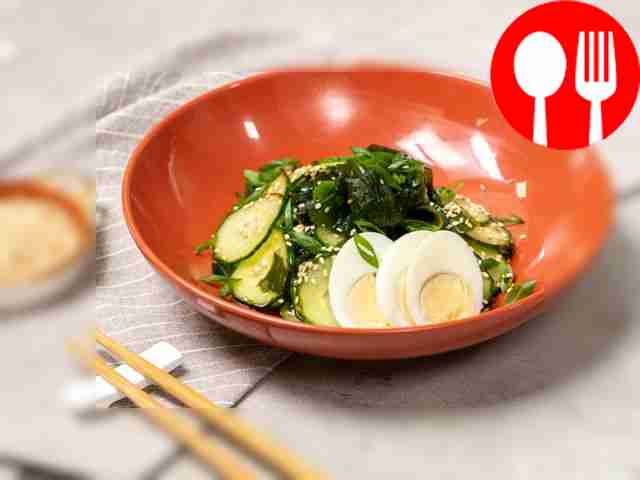 Салат с водорослями вакаме