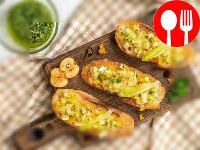 Before serving, decorate the baguette with...