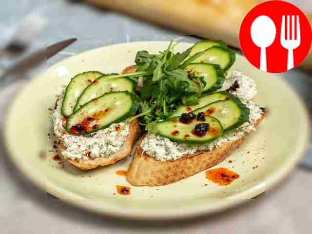 Багет с огурцом