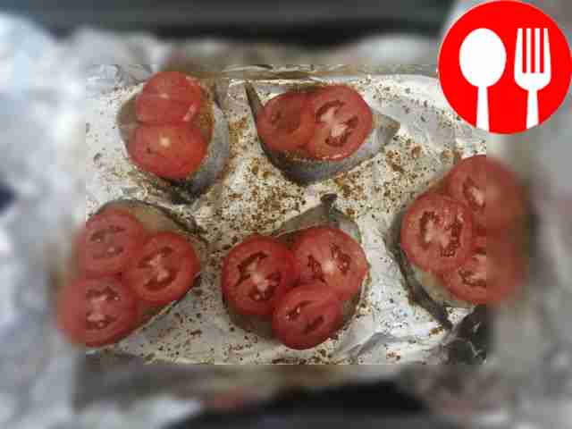 Cut the onion into half rings and the tomato...