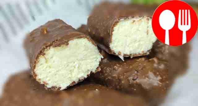 Perfect cheesecakes with coconut flakes