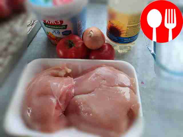 Peel and chop the onion. Wash the tomatoes.