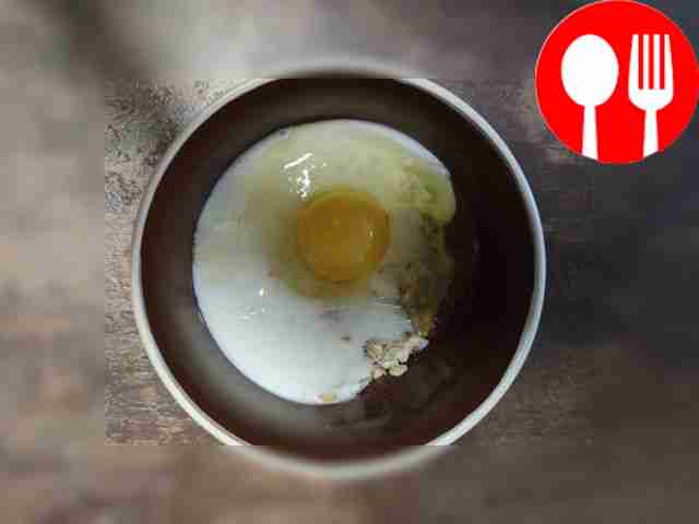 In a bowl, mix egg, oatmeal and kefir, add salt.