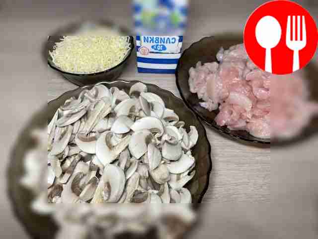 Rinse the mushrooms. Grate the cheese on a fine grater.