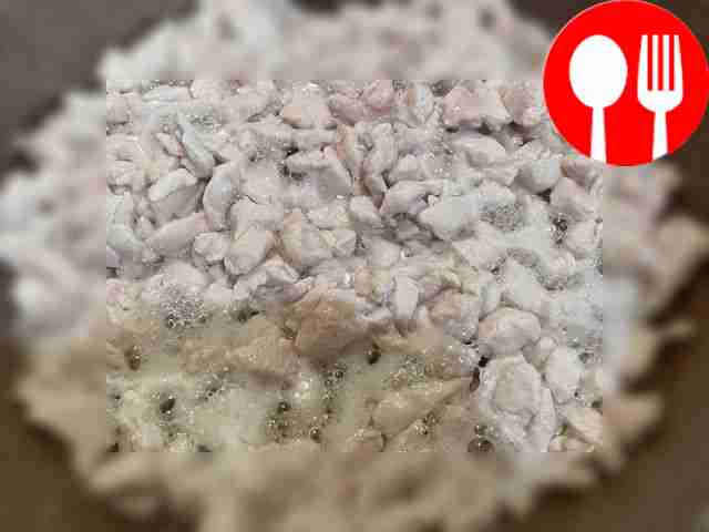 Fry the chicken fillet for 10 minutes.