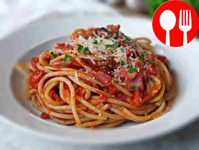 Паста с хрустящим беконом и томатным соусом