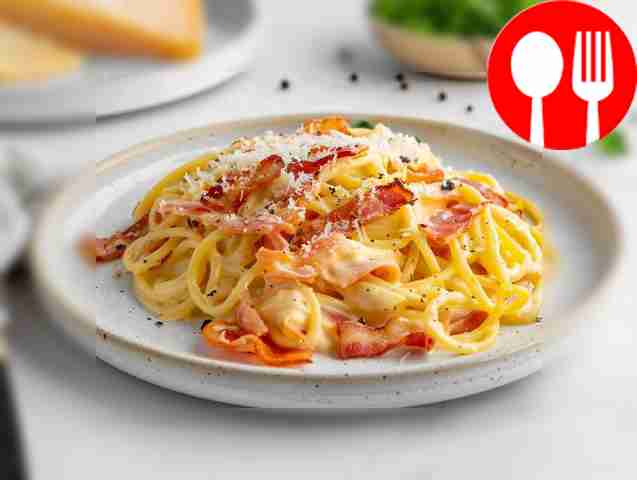 Spaghetti carbonara with crispy bacon