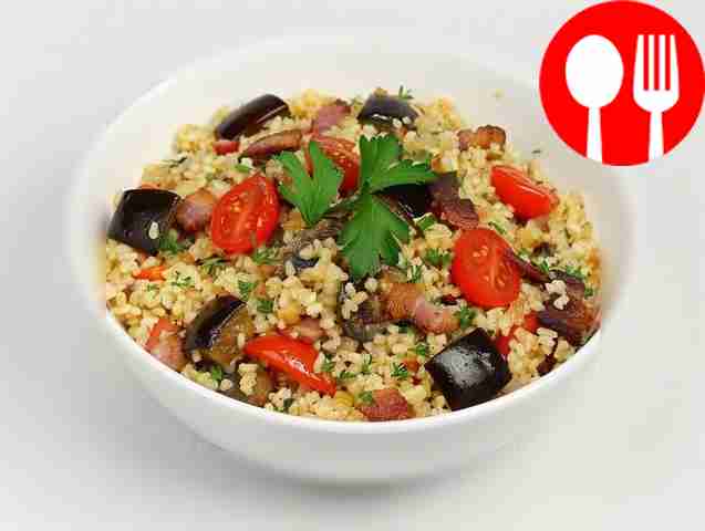 Hearty salad with bulgur, bacon and eggplant
