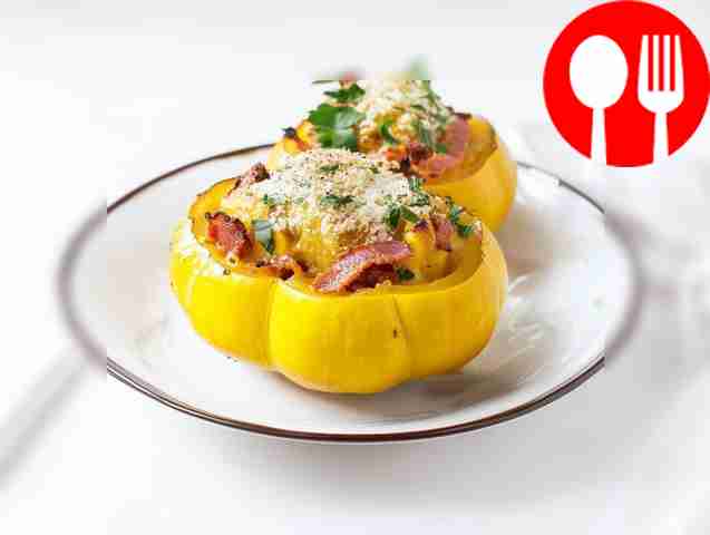 Фаршированные патиссоны с беконом, сыром и сухарями