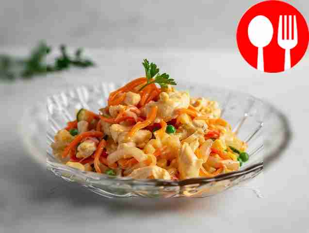 Вкусный салат с курицей и маринованными огурчиками