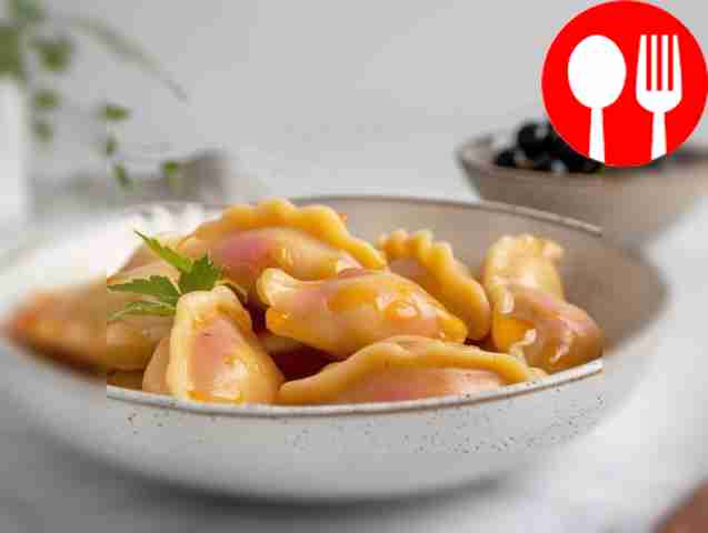 Мягкие вареники с черной смородиной