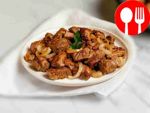 Аппетитная жареная свинина с луком Appetizing fried pork with onions