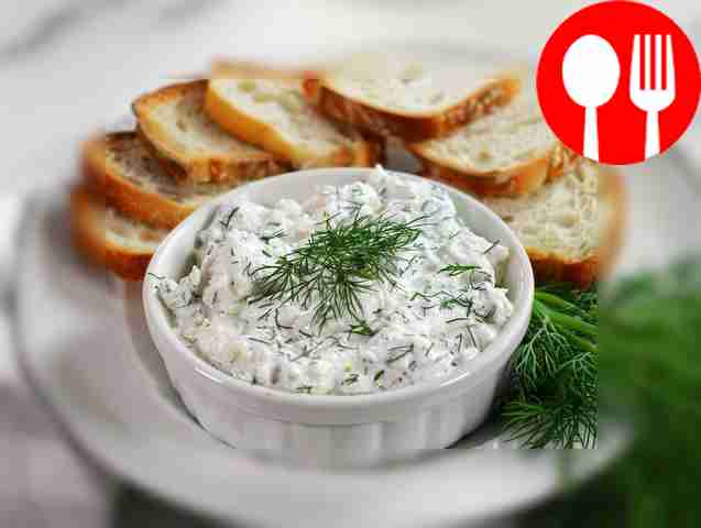 Ароматная бутербродная намазка из сала, чеснока и свежей зелени A fragrant sandwich spread made from lard, garlic and fresh herbs