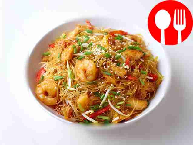 Обжаренная вермишель с курицей и креветками