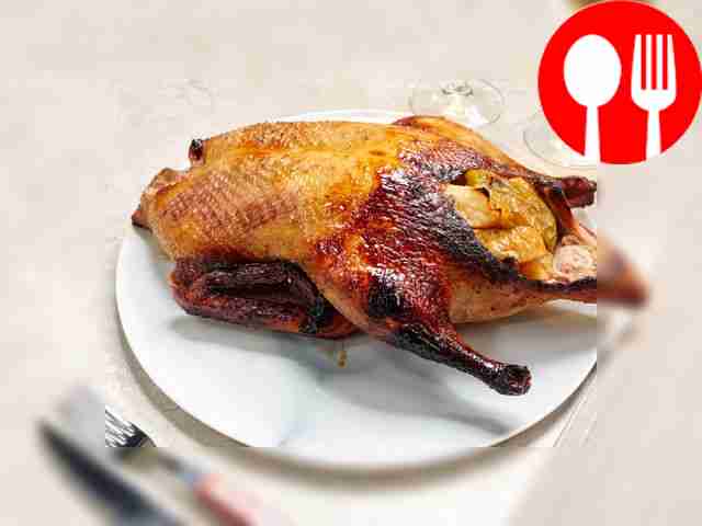 Утка в рукаве с фруктами