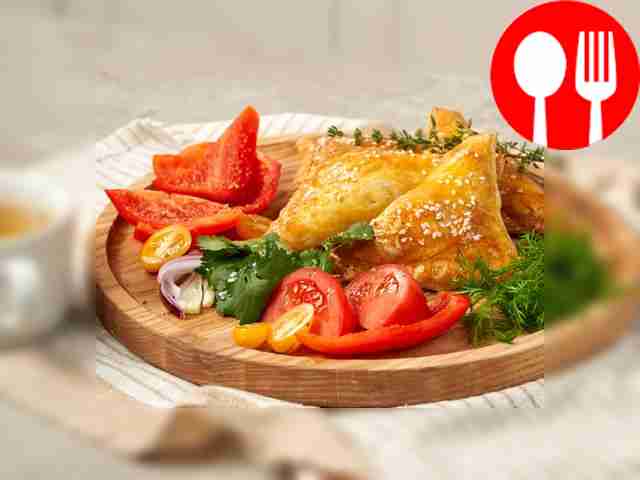 Самса с творогом и зеленью из слоеного теста