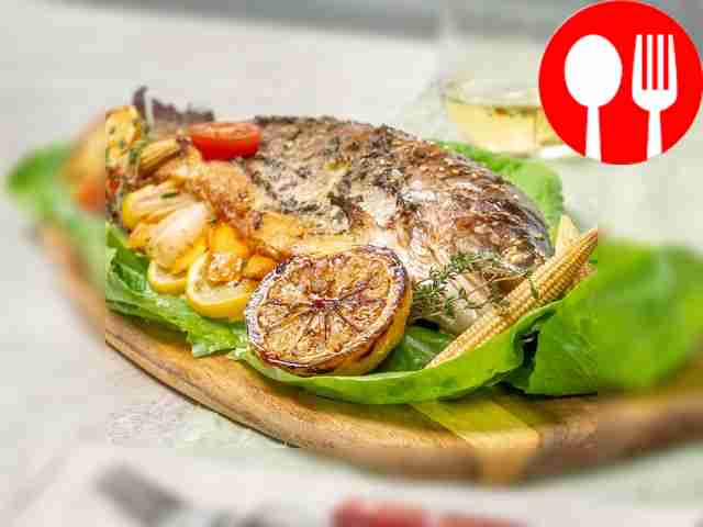 Лосось, запеченный в духовке целиком Salmon baked whole in the oven