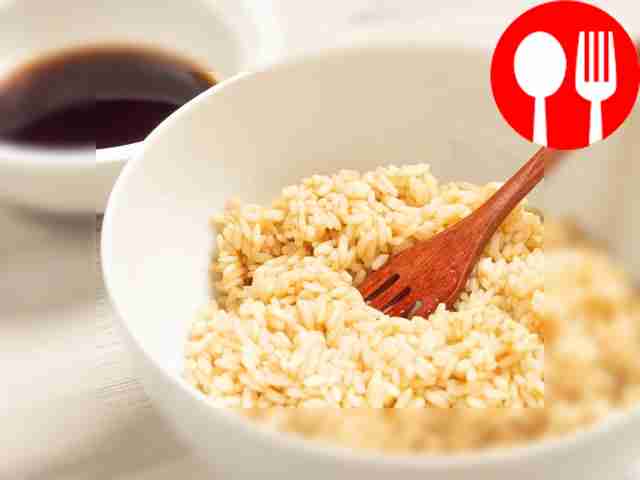 Marinate boiled rice. Mix dark soy sauce,...