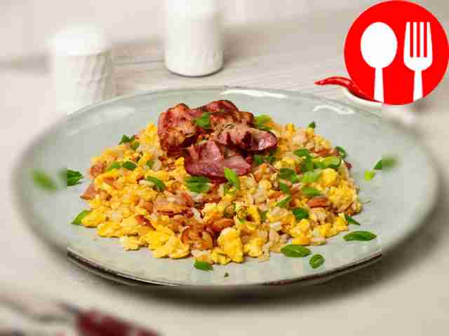 Рис с беконом и яйцом