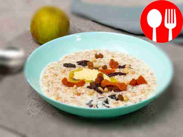 Oatmeal with dried fruits