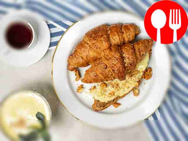 The ready-made thick vanilla sauce is ideal...