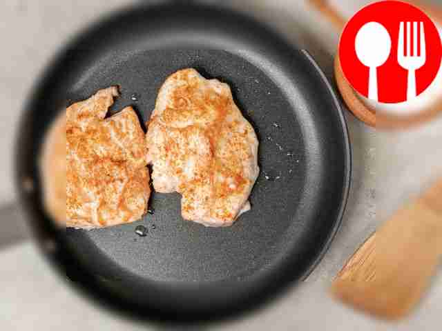 Поджарьте мясо. Смазать специальную...