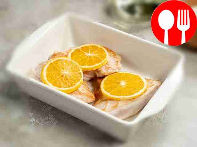 Поставьте индейку запекаться. Когда мясо...